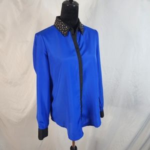 ROCK &‎ REPUBLIC Size Medium Blue Studded Collar Drop Tail Button Front Blouse